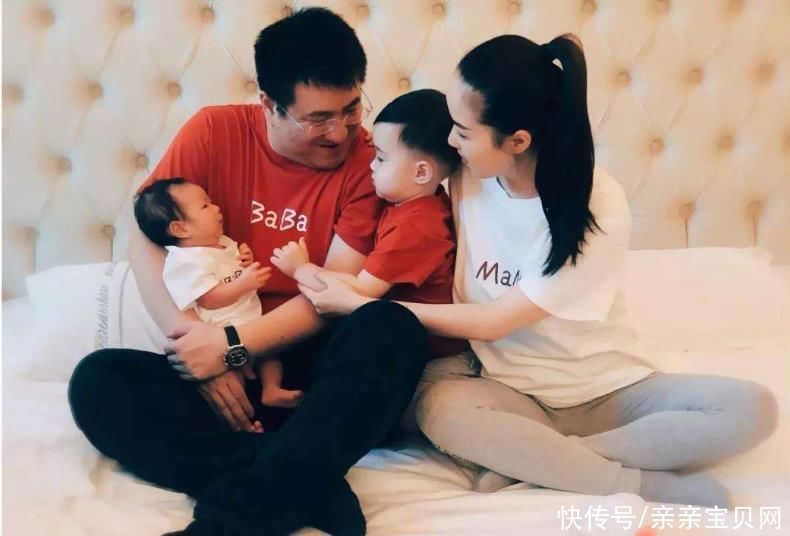 大宝|冬夜里小女孩独自在产房外等妈妈,手里抱着被子,一番话让人动容