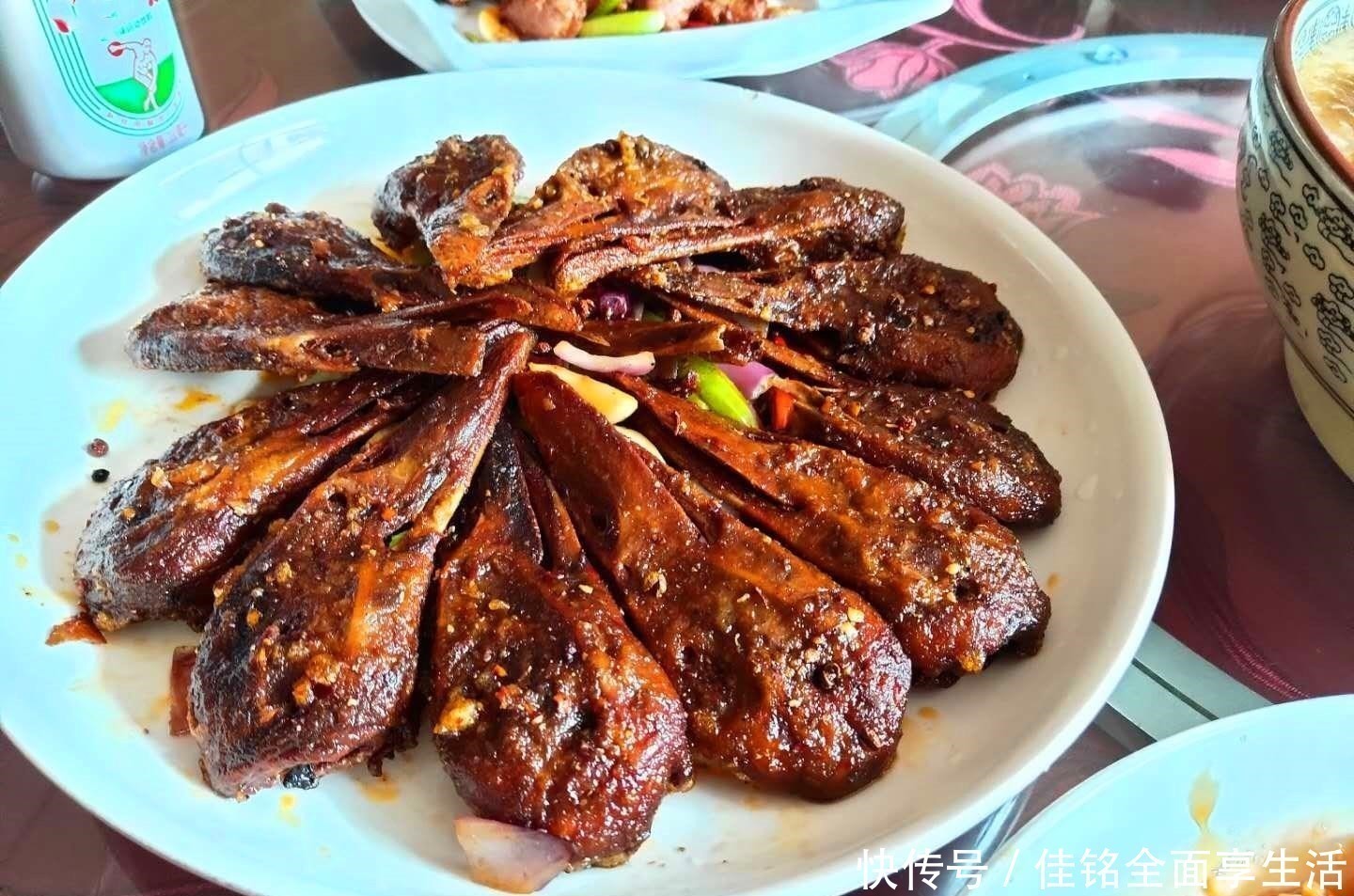 锅包肉|假期,请南方同学吃饭,10个人8道菜,同学北方菜都这么硬吗