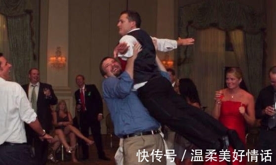 |搞笑GIF动画:这俩汪星人在跳探戈呢!舞步很标准喏!