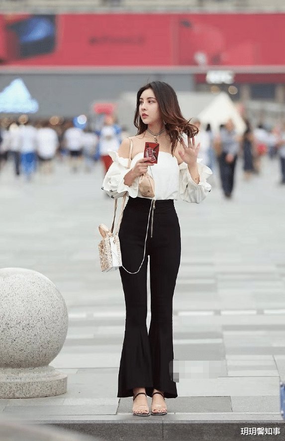 白色一字肩上衣配高腰裤,勾勒出迷人身姿