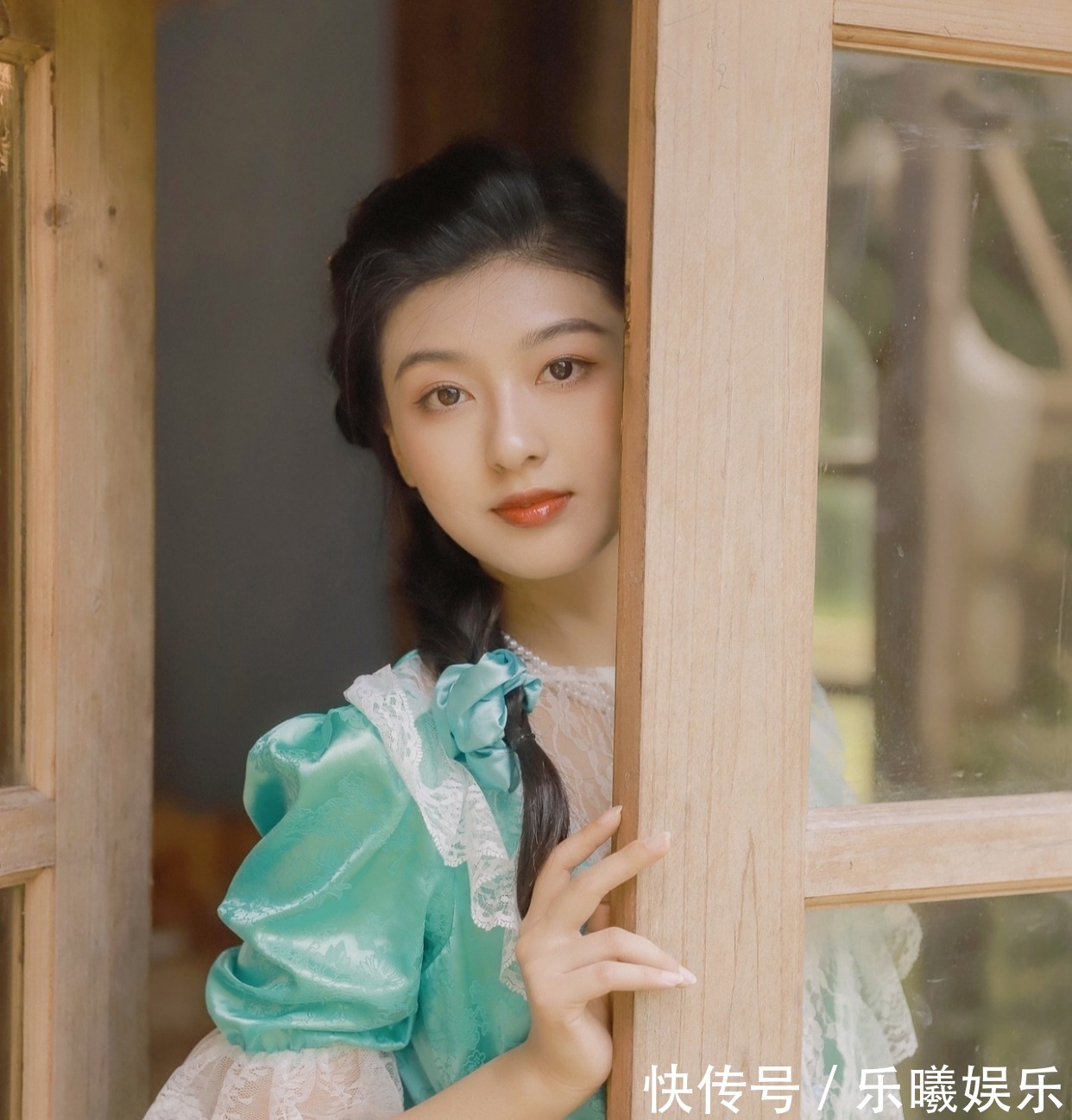 秋山明!秋风清·词:闲吟乘客舟。浓浓秋韵人堪爱,几多苦恼空烦忧