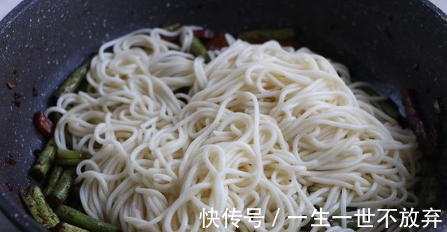 好吃|北方焖面最好吃的做法，不加一滴水，鲜香入味，一锅吃了个精光！