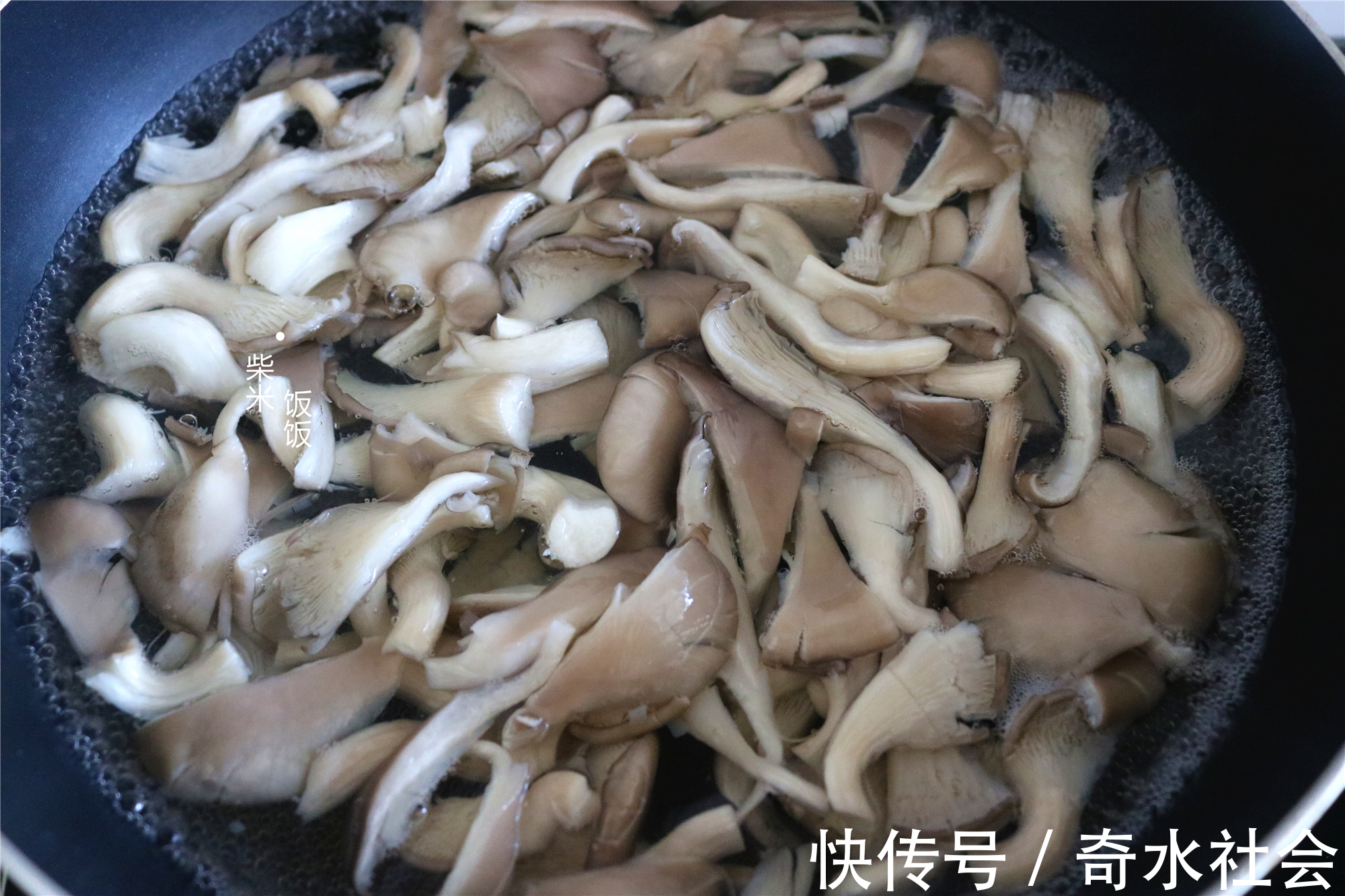 一日三餐|蘑菇和它是绝配,大火一炒,2分钟出锅,鲜香滋味赛过吃肉