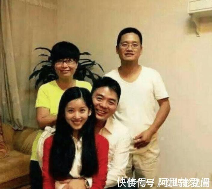 刘强东|比刘强东只大5岁的丈母娘长啥样当看到全家福后,网友我自闭了