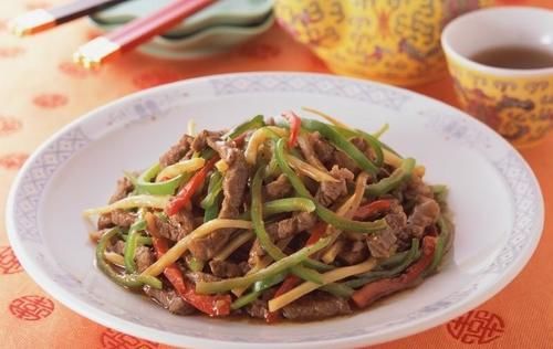  鲜嫩|大厨这样做青椒炒肉丝，青椒翠绿，肉丝鲜嫩，美味又解馋