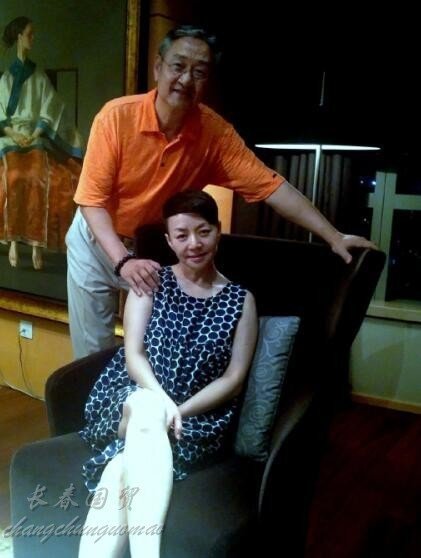 与英达离婚不久,在朋友苏小明,张暴默的撮合下,宋丹丹相亲成功.