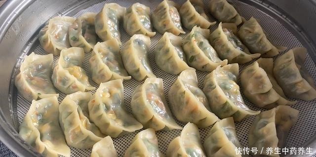 这才是素馅饺子最好吃的做法,教你调馅秘方,吃起来比肉饺子都香!