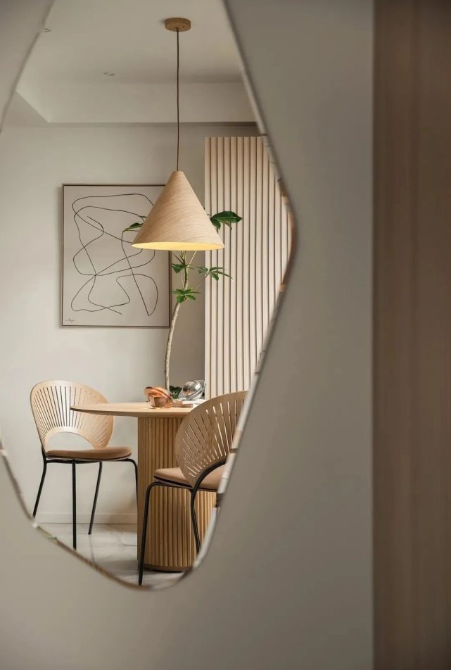 开放式|82㎡现代简约丨入户飘窗变卡座,开放式餐厨厅布局绝了