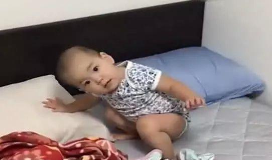 人精|宝宝想让妈妈哄着睡觉,不惜这样做,简直就是人精!