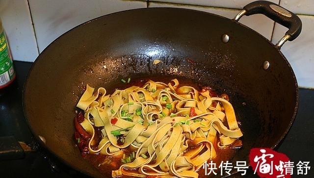 清盘|干豆腐别再凉拌了，按张亮的做法，上桌就被清盘，真好吃
