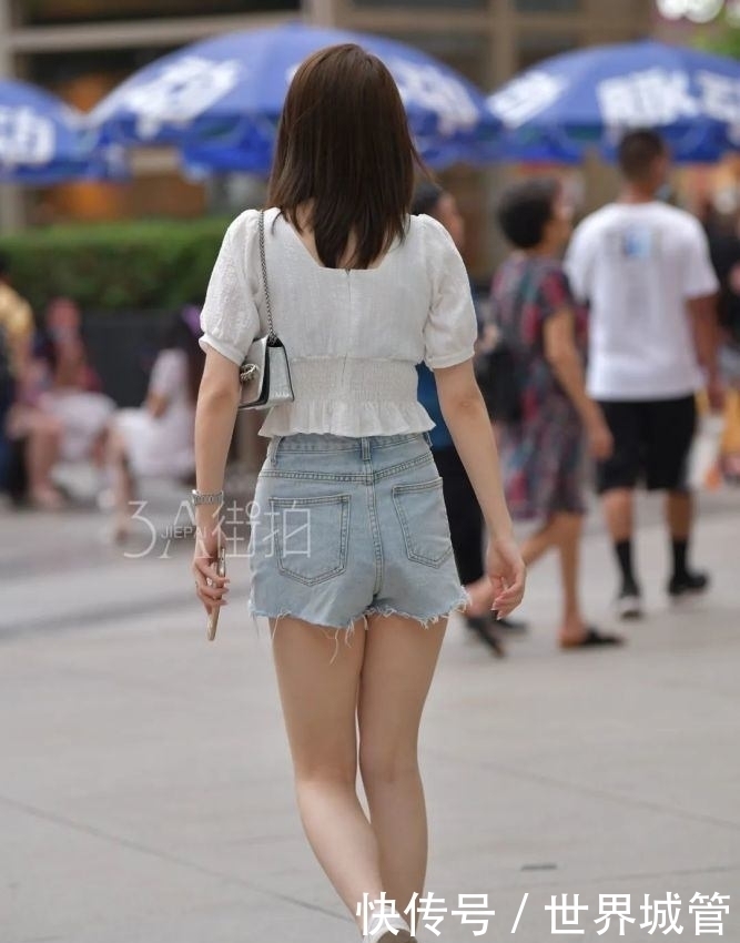 街拍夏季最流行的几款秀长腿穿搭,显瘦显腿长,美腿太抢镜