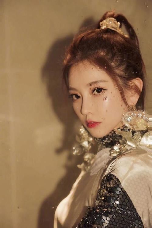 冯提莫异域风造型引爆热搜，镜头偏转那一刻：这腿我想疯狂截屏