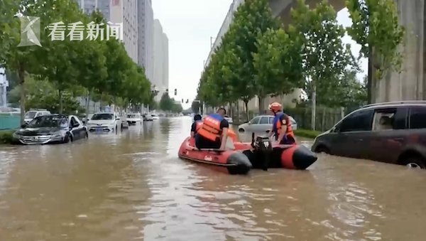 王彬|一人一艇！小伙连续转移100多名群众现场累倒