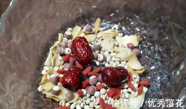 猪心别再炒菜啦，把它煲成汤，清爽可口无腥味，冬季多喝身体好！