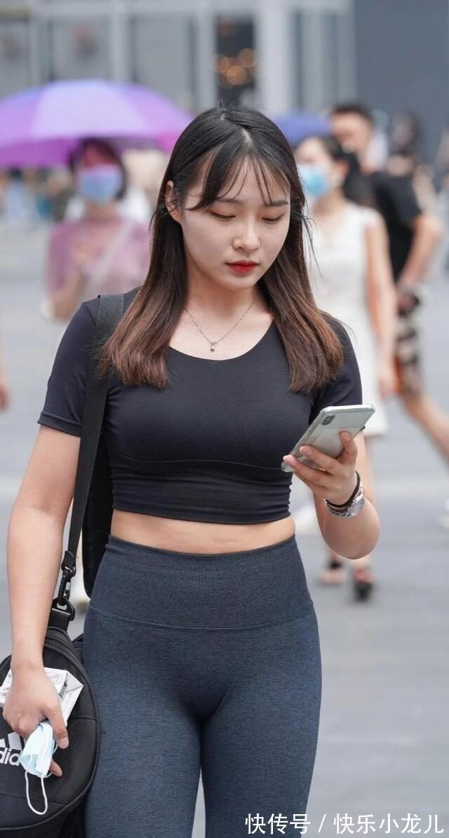 胖姑娘 黑色的束腰T恤搭瑜伽裤,胖姑娘身材堪称完美,很有时尚气质