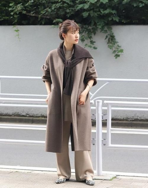 配大衣的裤子不用太多,有这3种“百搭款”就够了,时髦显腿长