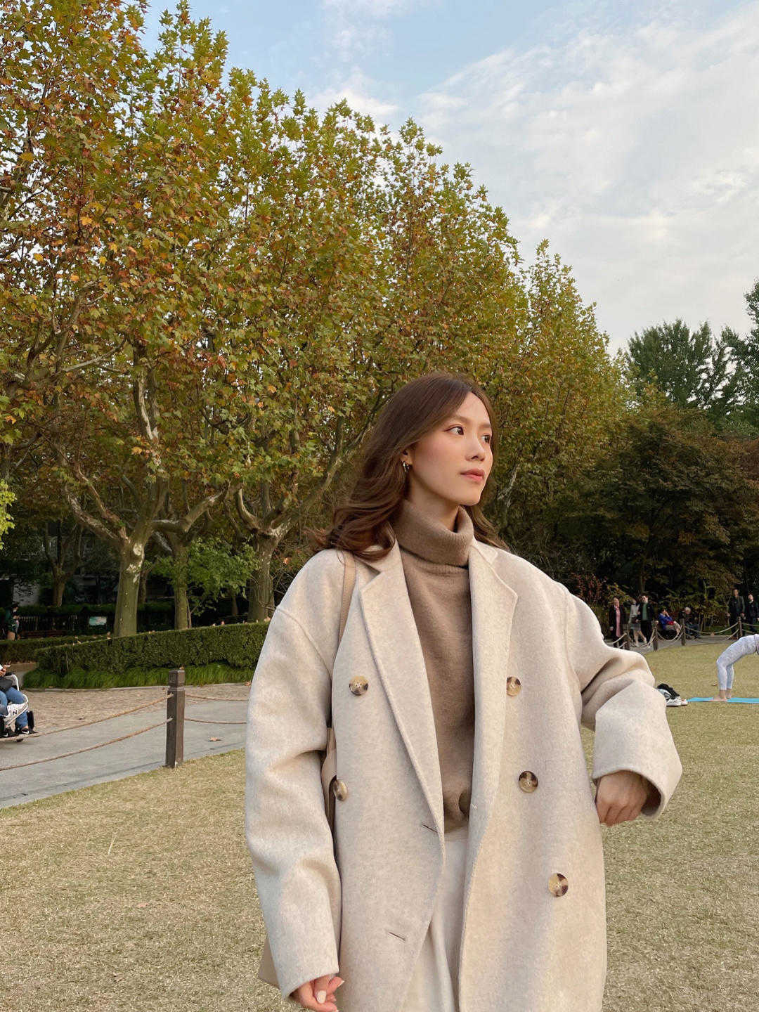 大衣|秋冬,小个子女生怎么把大衣穿得好看?搭针织衫和牛仔裤,真漂亮