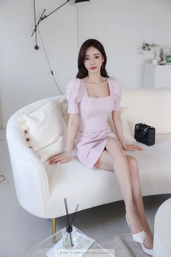 淡乳|韩国女神名模孙允珠2021年高清时尚搭配:烟熏紫淡乳柔和曲线初夏衣裙