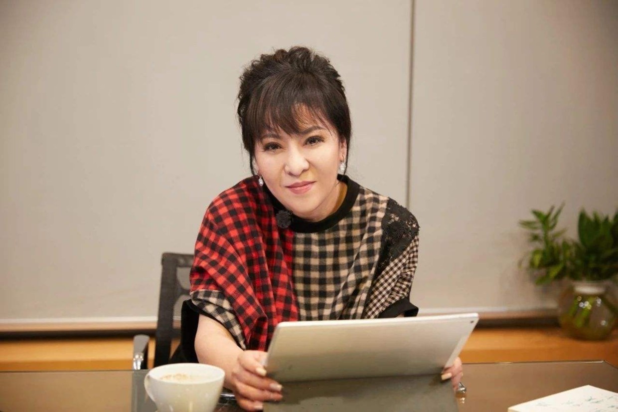 独特魅力|向太这气质真不是吹的,穿墨蓝色外套简约低调,难掩强大气场