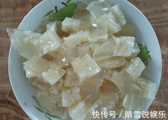 小伙带女友回农村老家,准公公特意做了个拿手菜,姑娘一口不吃