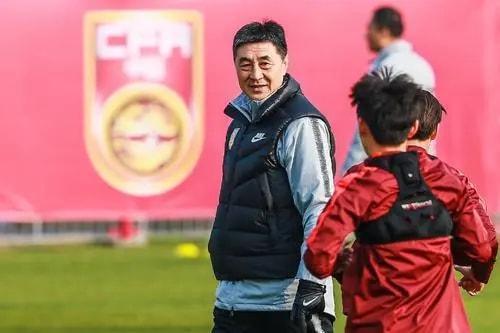 津云新聞網(wǎng)|凌晨1點(diǎn)，天津媒體再現(xiàn)爭(zhēng)議報(bào)道：賈秀全遭質(zhì)疑，球迷罵聲一片