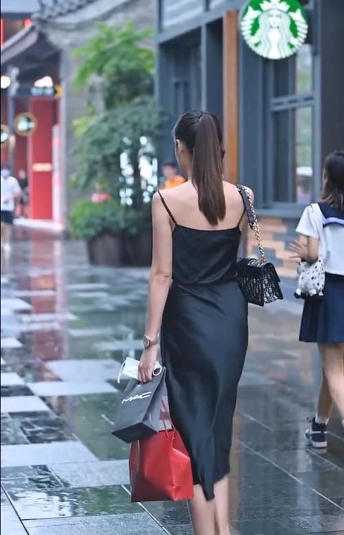 吊带 别致的真丝短裙，小吊带看起来，就像是挂上去的！！