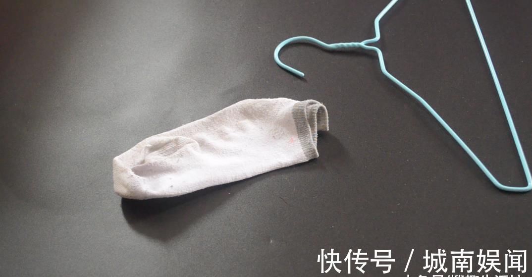 家庭|袜子剪一剪套在衣架上太实用了, 解决了很多家庭的困扰, 赶紧试试