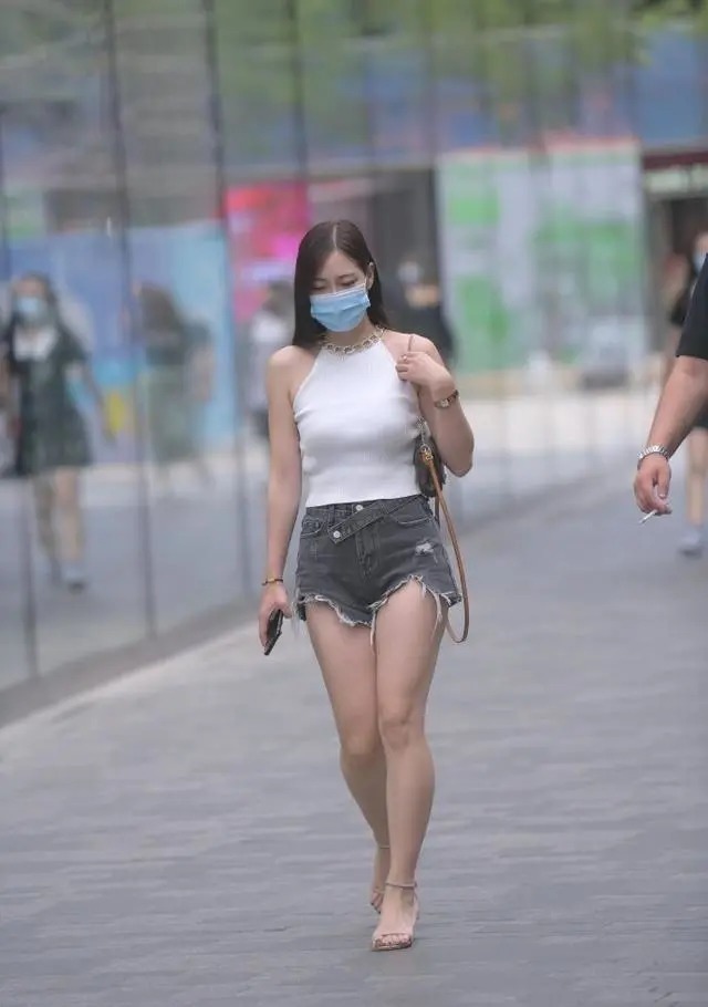 深灰色 美女搭配一条低腰灰色牛仔短裤,显瘦又时尚