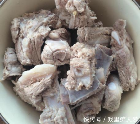  炖排骨汤，牢记“3窍门”，炖好后排骨软烂入味，汤汁鲜香无腥