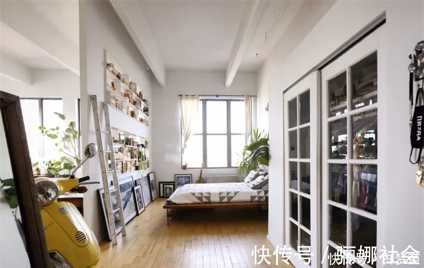 夫妻俩|夫妻俩住进83㎡阁楼公寓,书架墙当隔断,现代乡村风又暖又舒适