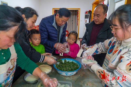 孙振东|外婆亲手炸春卷，孙女剪纸贴春联丨我家过年中国味