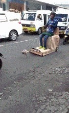 |搞笑GIF: 你们可要为我作证 是那个妹子自己撞过来的