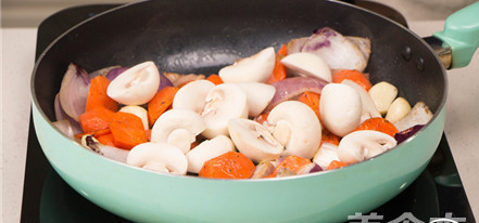 后厨老爸告诉的,炖肉多放点”它“,肉鲜嫩入味,怎么炖怎么香!