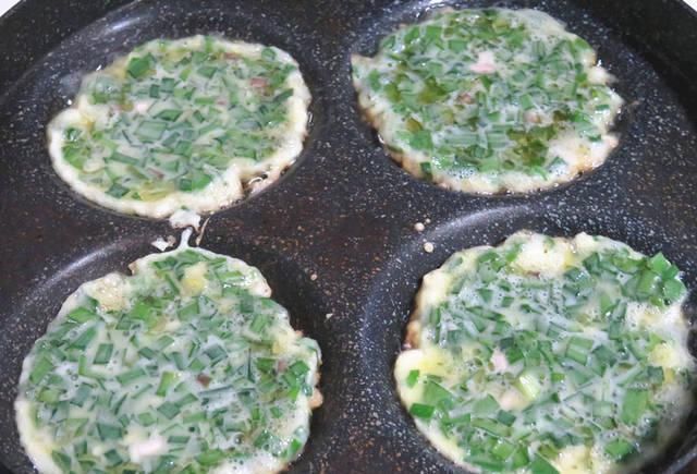 韭菜|韭菜做这饼,不用和面不用揉,搅一搅拌一拌,2分钟出锅,真香!
