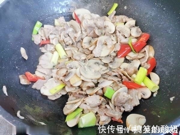 口蘑|这东西30块1斤,再贵也得让孩子吃,能长高个,营养堪比灵芝!