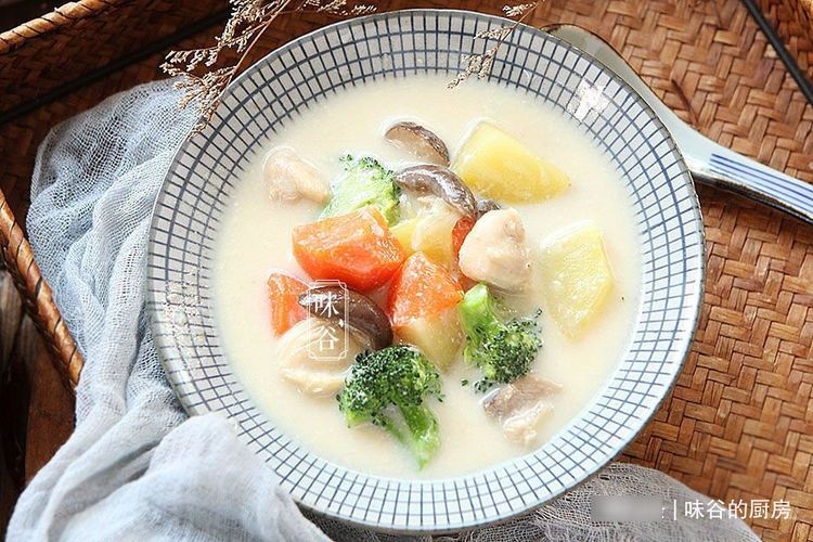 天冷了，吃炒菜不如炖菜，几种食材炖一锅，鲜美营养，浑身都暖和