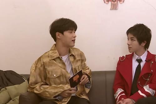 蓝台派新人记者参访华晨宇,却因为坐姿受到吐槽,怎么这么不知道尊重人呢