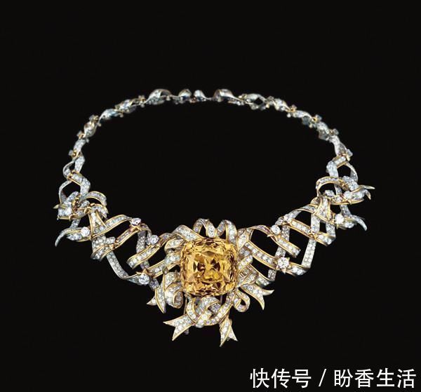 山茶花 名人以首饰为点缀,用优雅珠宝搭配,从而留下传世般亮丽形象示人