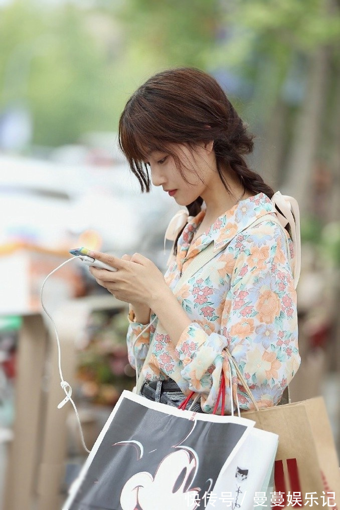 气质 街头气质美女,裙子和短裤的时尚穿搭,既个性又漂亮!