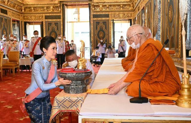 贵妃 诗妮娜戴完蓝宝石又戴绿宝石,不是正妻也闪耀,曾撞衫婆婆也不输