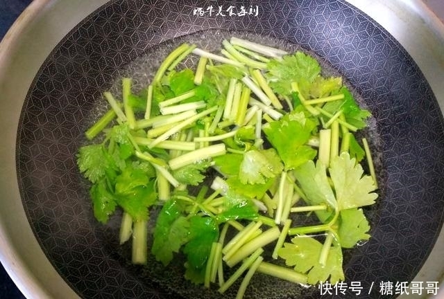 这道凉拌菜爽口开胃,做法简单,常吃能清理血管,预防三高