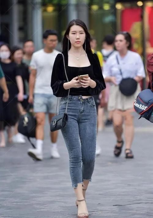 短裤 性感牛仔打底裤搭配黑色时尚上衣,百搭不出错,相当的协调和亮眼