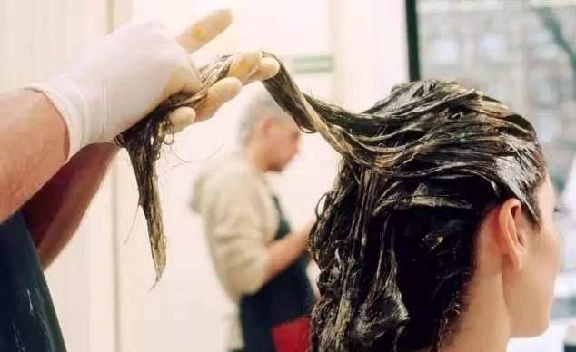 头发拉直好还是软化好?软化决定着拉直的品质,没有谁好的说法