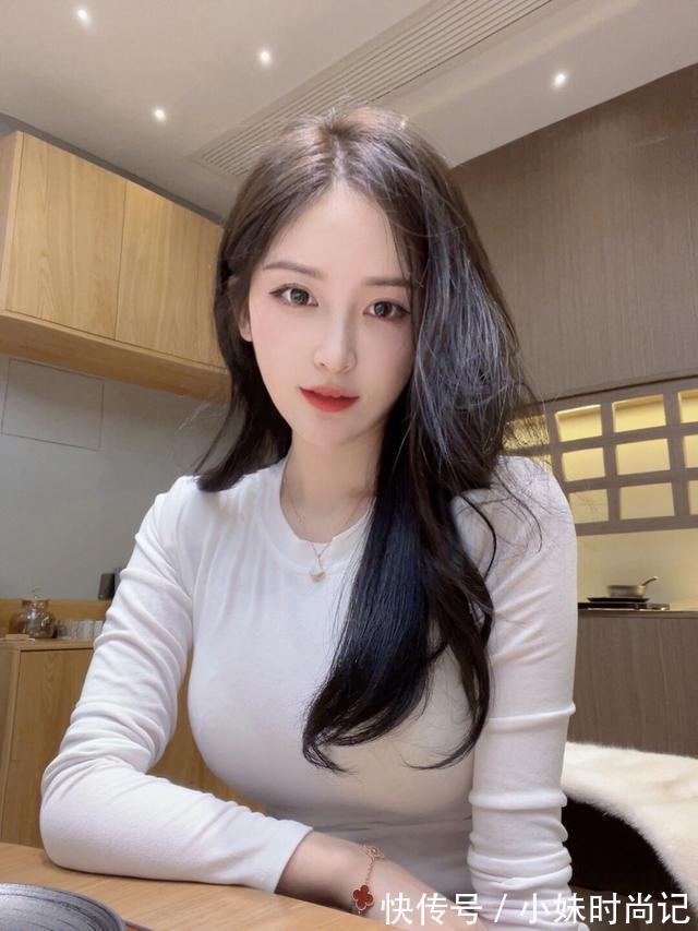 时尚 干净简约的穿搭,有时候更能体现女人的优雅气质,时尚就在身边