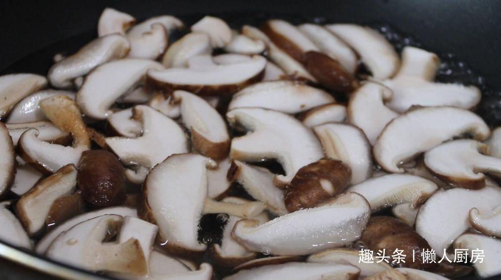 香菇别光炒着吃，教你做凉拌香菇，爽口不油腻