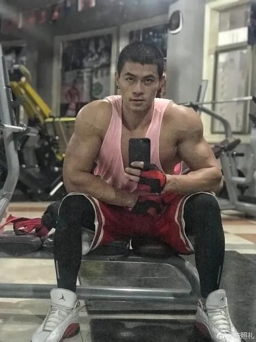 肌肉新郎婚礼现场脱衣引发尖叫，网友都在馋他身子….