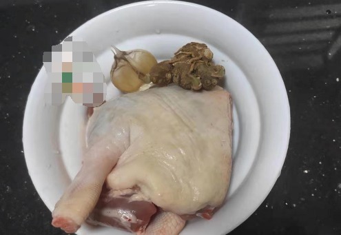 鲜香|鸭肉和它真是绝配,焖一焖鲜香开胃,驱寒暖胃,冷天常做给孩子吃