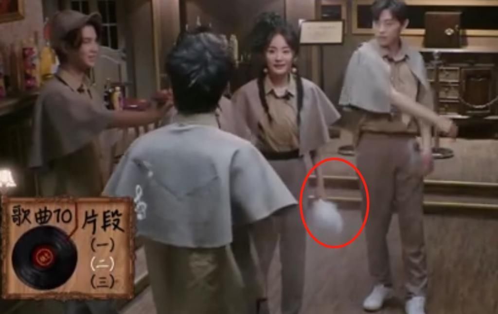 回来|有一种“手势”叫杨幂拿扇子,别人都是握住扇柄她却不一样,白浅回来了