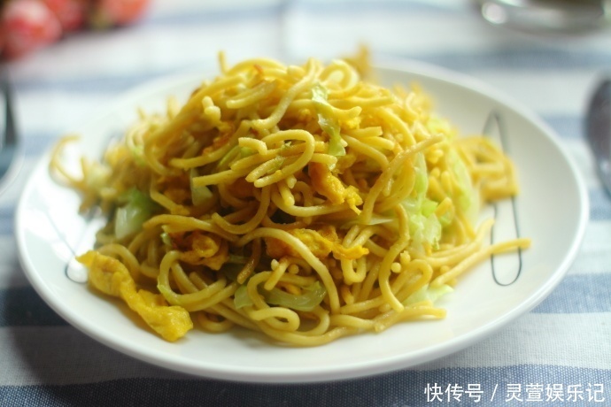 分钟|早上少睡10分钟做一盘炒面给孩子当早餐,简单、省事、营养、美味