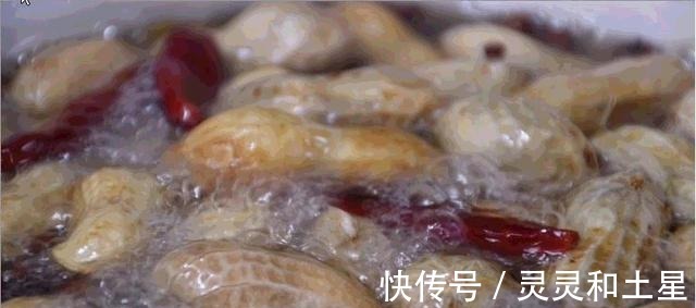 滋味|做水煮花生，只加盐是大错特错！多加这“4样”，花生更香更入味！